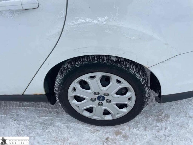 2014-ford-focus-se-image-11