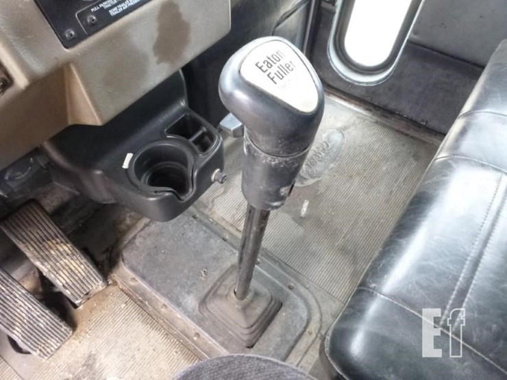 2000-peterbilt-330-image-11