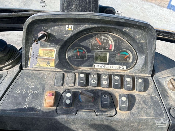 2015-caterpillar-backhoe-image-15