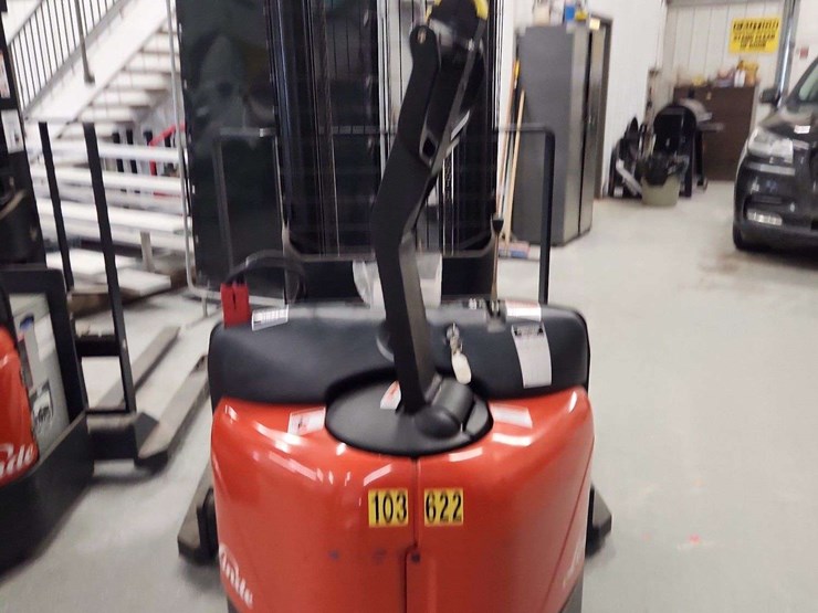 linde-electric-forklift-with-charger-non-operable-linde-ews40-4000-lbs-lbs-forklift-image-2