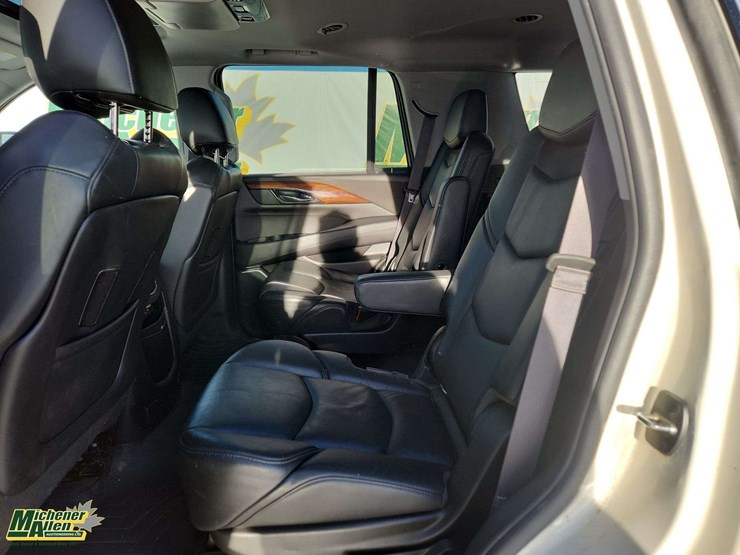 2015-cadillac-escalade-image-25