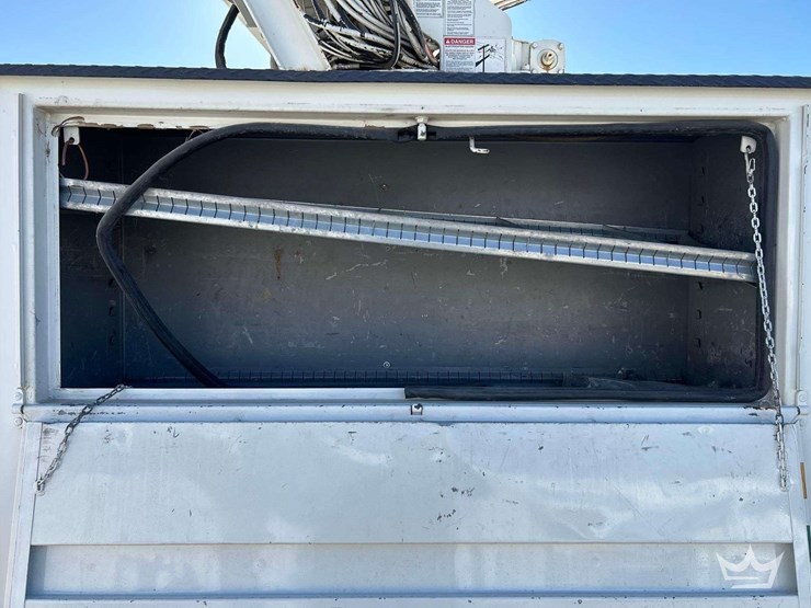 2006-international-bucket-truck-image-30