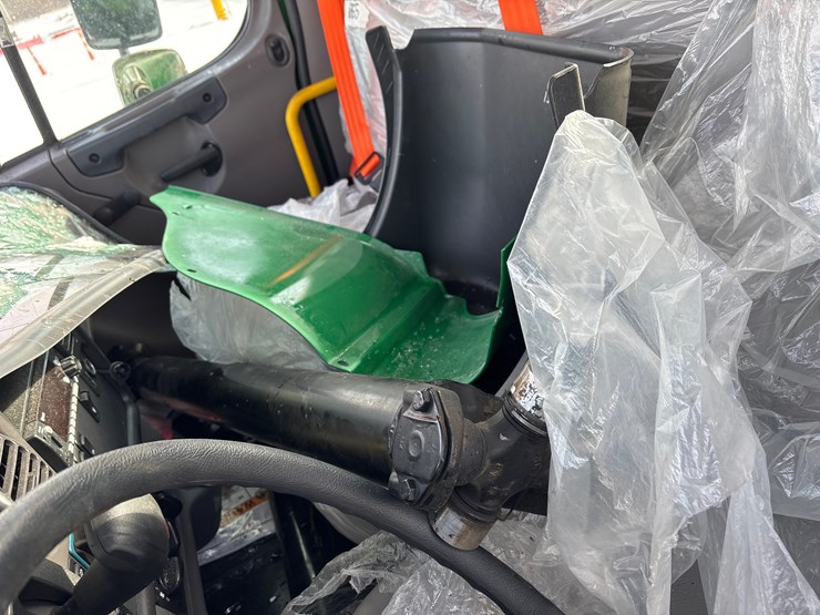 2024-freightliner-m2-106-image-15