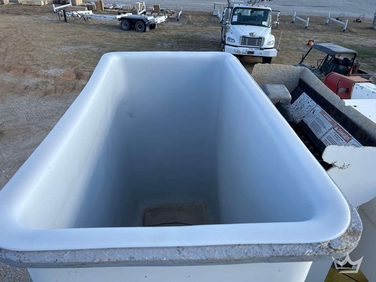 2006-freightliner-m2-bucket-truck-image-34