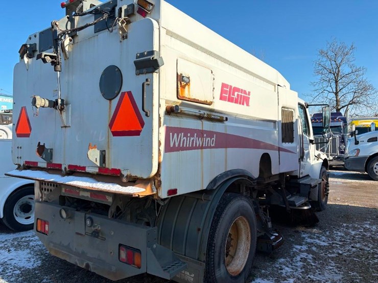 2008-freightliner-m2-106-image-4