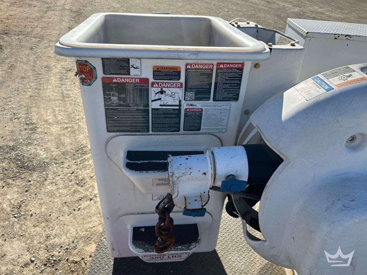 2013-freightliner-m2-bucket-truck-image-32