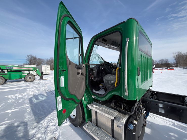 2024-freightliner-m2-106-image-11