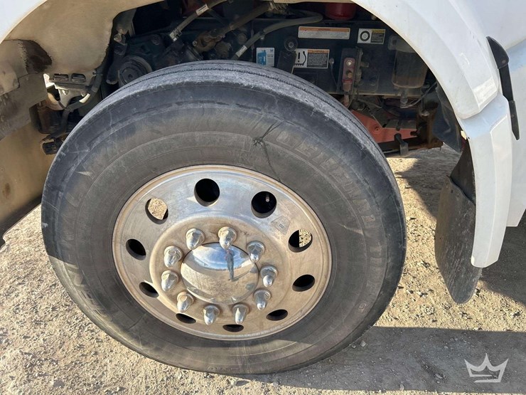 2017-peterbilt-567-image-23