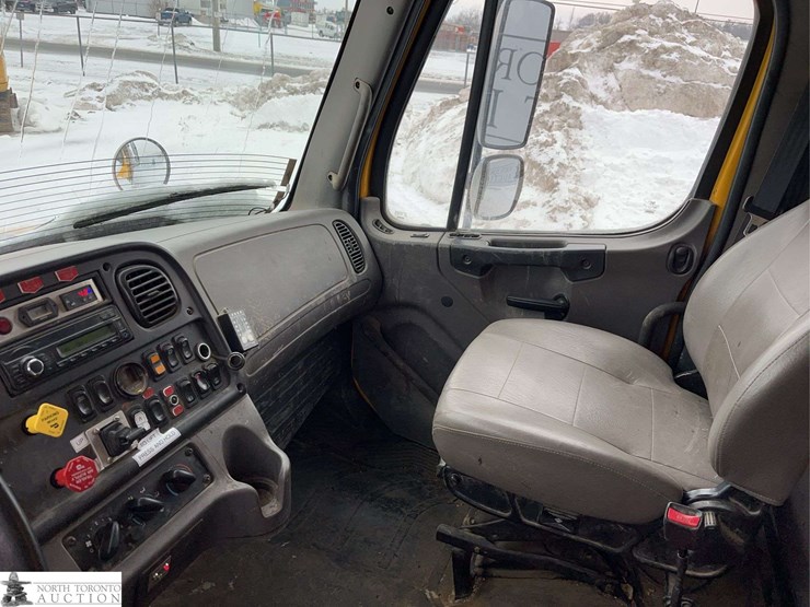 2016-freightliner-m2-106-image-15