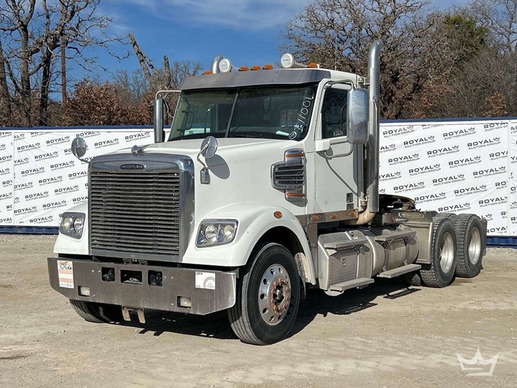 2015-freightliner-122sd-image-1