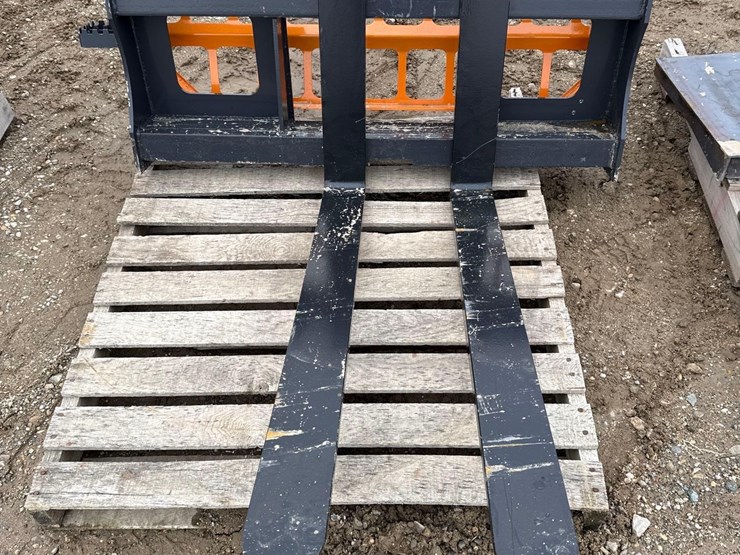 2759---skid-steer-pallet-forks---48"-image-1