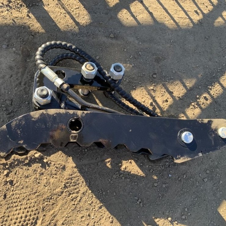 Unused 2025 IRanch Hydraulic Thumb Attachment,