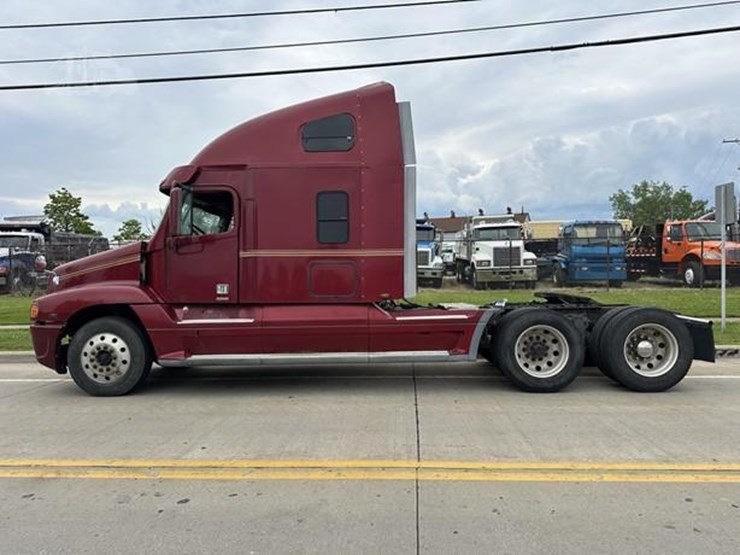 2004-freightliner-st120-truck-image-9