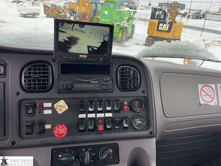 2011-freightliner-m2-106-image-21