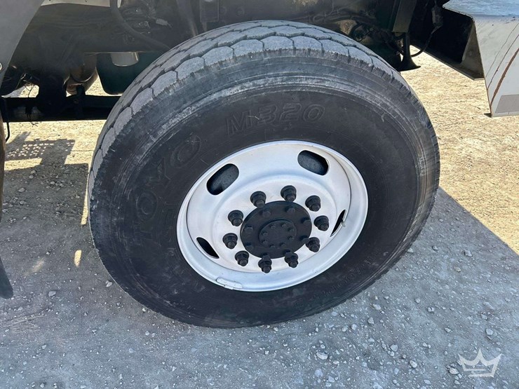 2006-international-bucket-truck-image-51