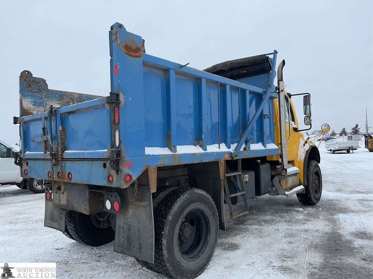 2011-freightliner-m2-106-image-3