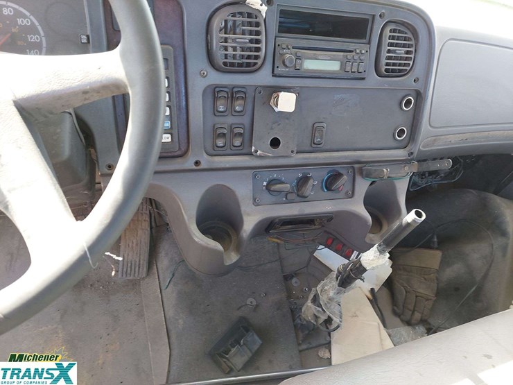 2005-freightliner-m2-106-image-14