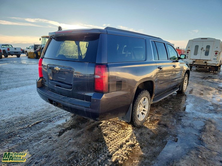 2015-chevrolet-suburban-image-4
