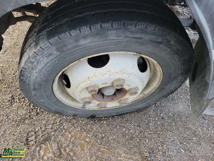 2017-isuzu-npr-image-7