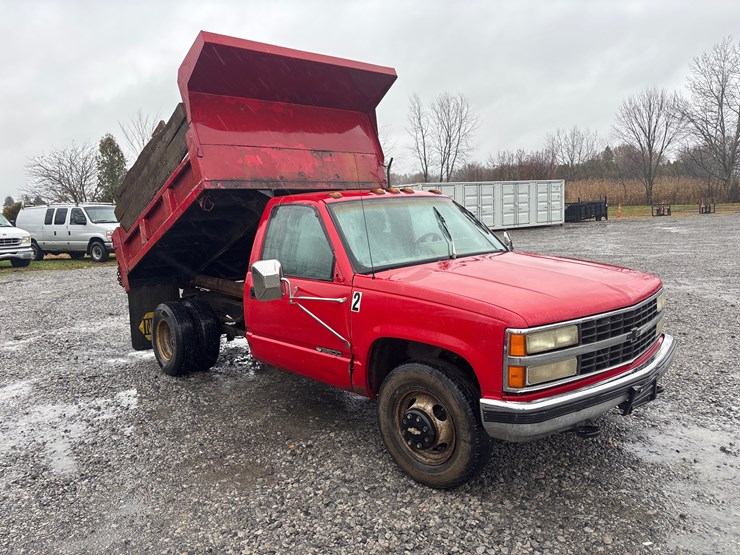 #1104-•-1992-chevrolet-c3500-w/-8ft-dump-image-2
