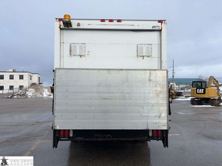 2013-ford-e350-image-6