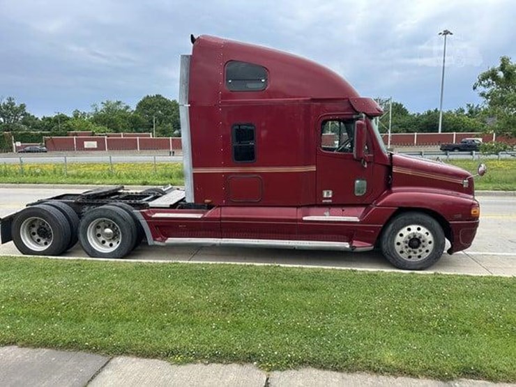 2004-freightliner-st120-truck-image-1