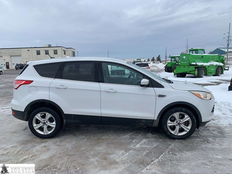 2015-ford-escape-se-image-10