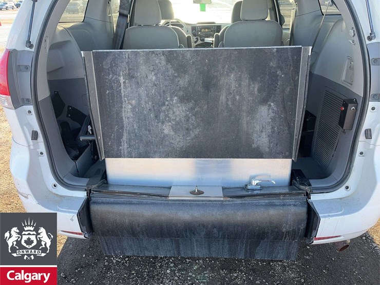 2013-toyota-sienna-image-17