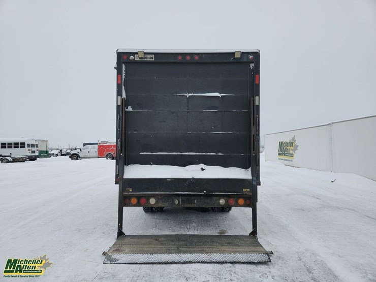 2004-gmc-w5500-image-8