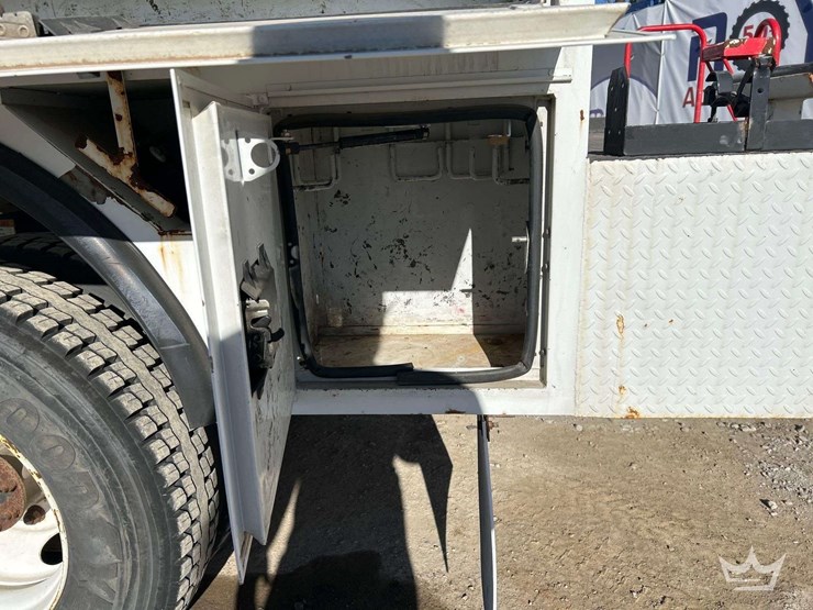 2013-freightliner-m2-bucket-truck-image-23