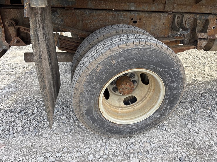 #1113-•-2004-gmc-sierra-pickup-truck-image-25