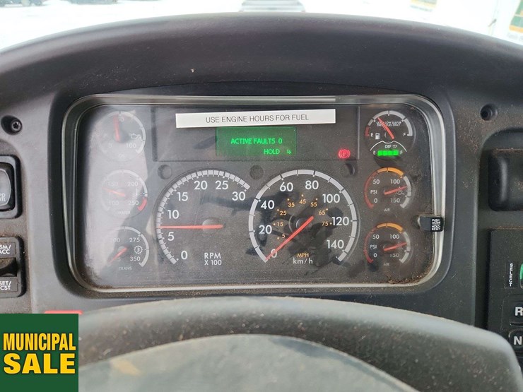 2016-freightliner-m2-106-image-17