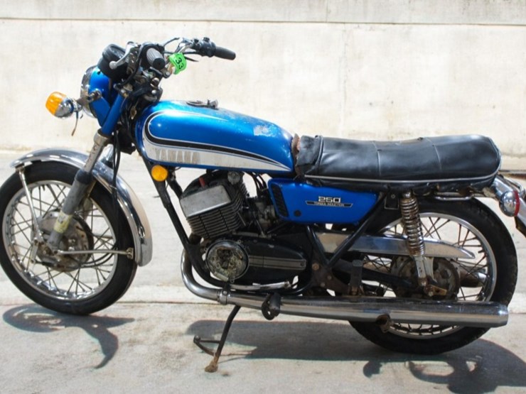 1973-yamaha-rd250-motorcycle-image-1