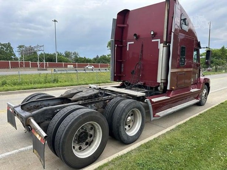 2004-freightliner-st120-truck-image-6