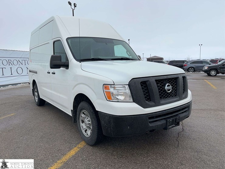 2012-nissan-nv2500hd-image-3