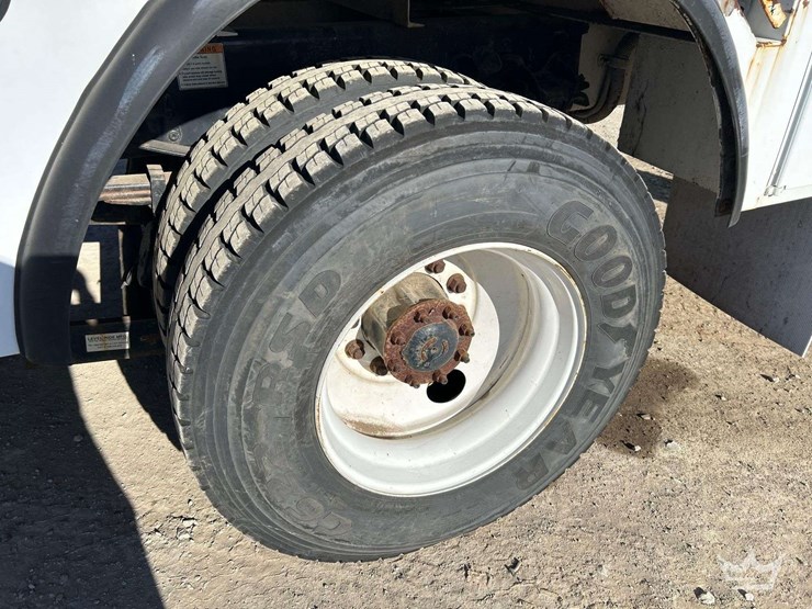 2013-freightliner-m2-bucket-truck-image-42