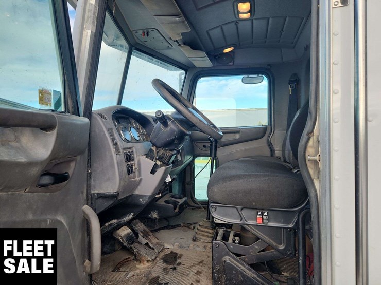 2011-peterbilt-348-image-16