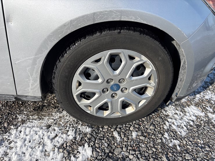 #1110-•-2012-ford-focus-passenger-car-image-22