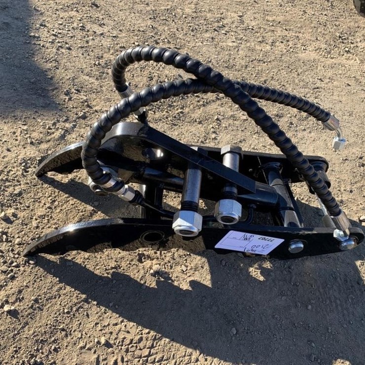 Unused 2025 IRanch Hydraulic Thumb Attachment,