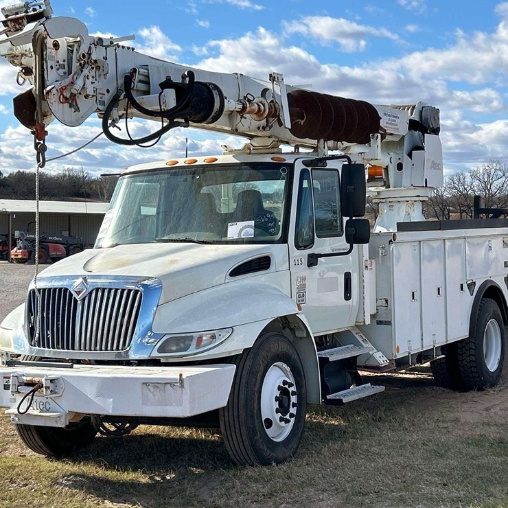 2007 International Derrick Digger