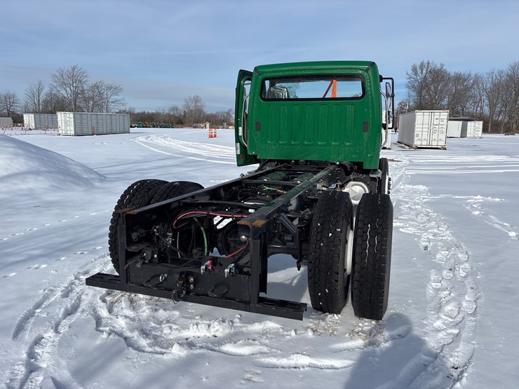 2024-freightliner-m2-106-image-5