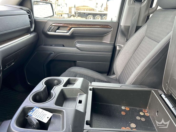 2023-gmc-sierra-elevation-crew-cab-4x4-pick-up-truck-image-17