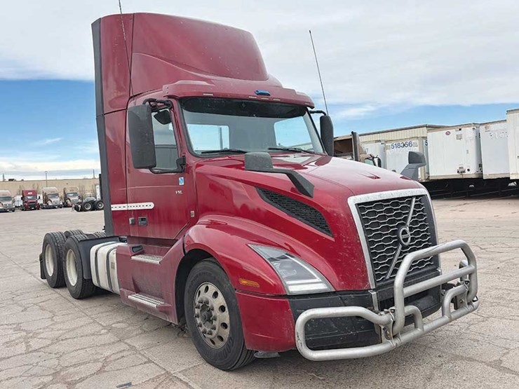 2022-volvo-vnl-300-image-1