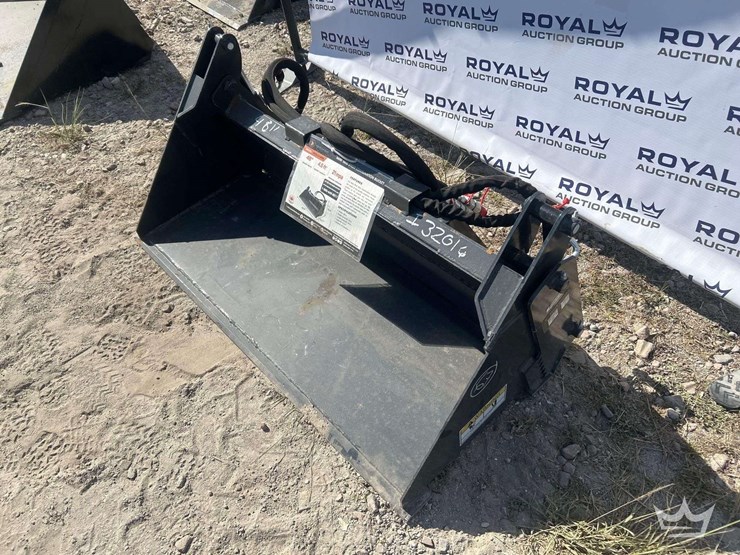 2025-wolverine-mcb-11-48w-48in-hydraulic-4-way-clamshell-bucket-skid-steer-attachment-image-1