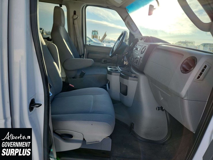 2014-ford-cargo-image-19