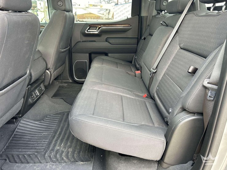 2023-gmc-sierra-elevation-crew-cab-4x4-pick-up-truck-image-19