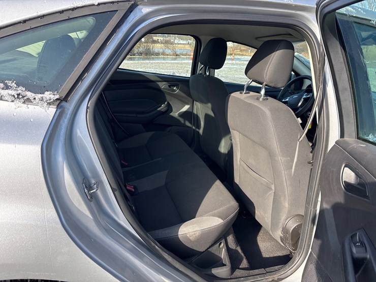 #1110-•-2012-ford-focus-passenger-car-image-14