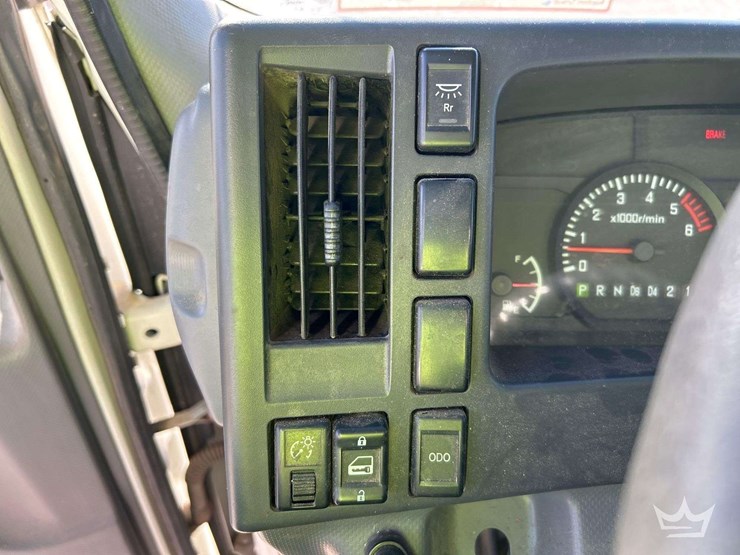 2016-isuzu-box-truck-image-15