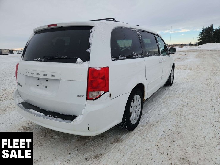 2015-dodge-grand-caravan-sxt-image-4