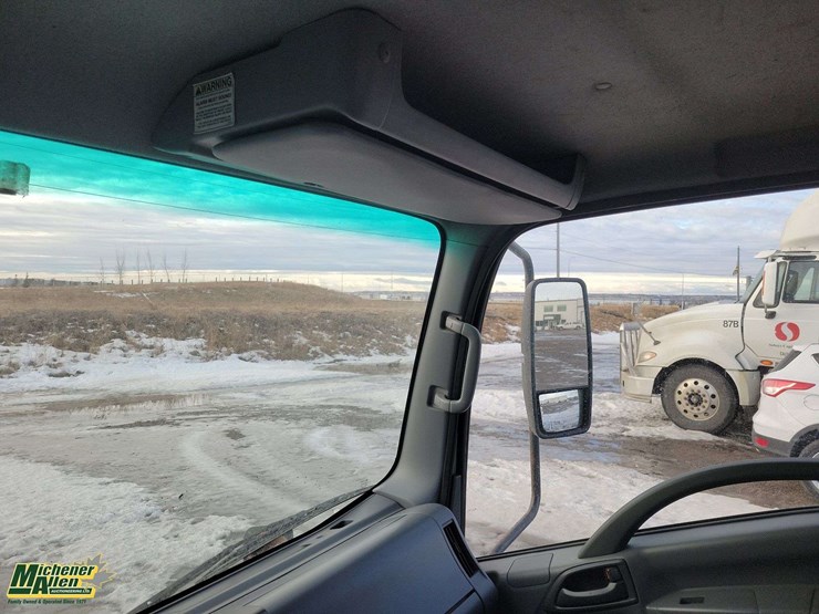 2017-isuzu-npr-image-19